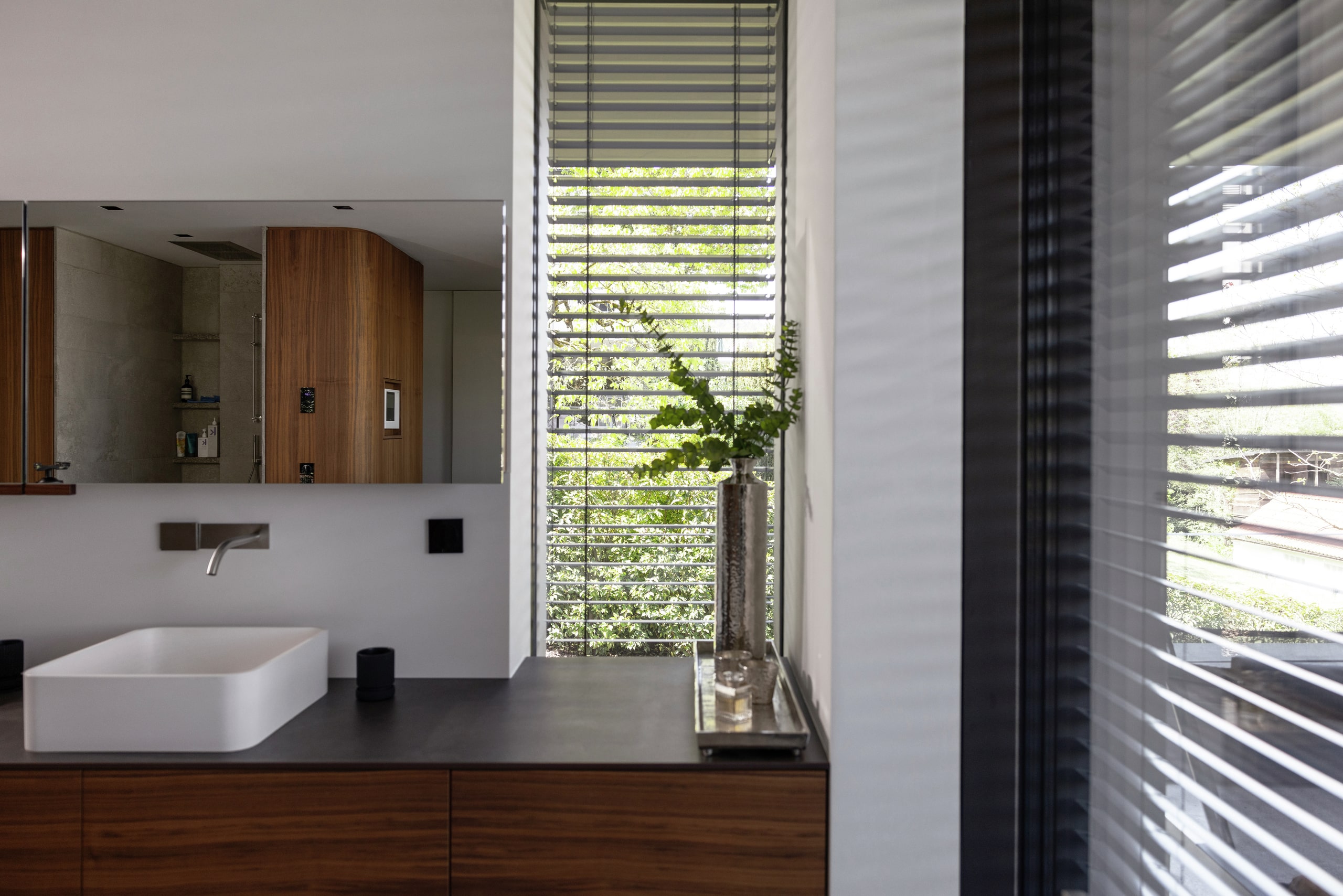 Modernes Badezimmer mit zwei bodentiefen Fenstern mit Außenjalousien von Warema.