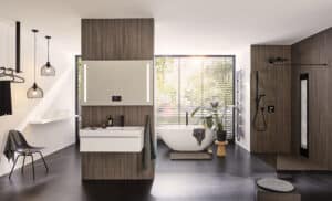 Ein Badezimmer mit großem Panoramafenster und außenliegenden Jalousien zur Licht‑ und Sonneneinstellung von Warema.