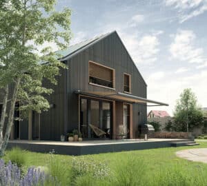 Ein Haus mit Satteldach, dunkler Holzfassade, Terrasse mit Podest und einer Markise mit dunkelgrauem Rahmen und beigem Stoff passend zu den hellen Holzfenstern mit Jalousien von Warema.