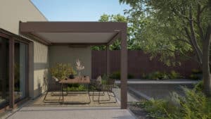 Lamellenpergola LAMAXA mit dunkelbraunem Rahmen und weißen Lamellen an einem modernen Haus mit Pool von WAREMA Sonnenschutz.