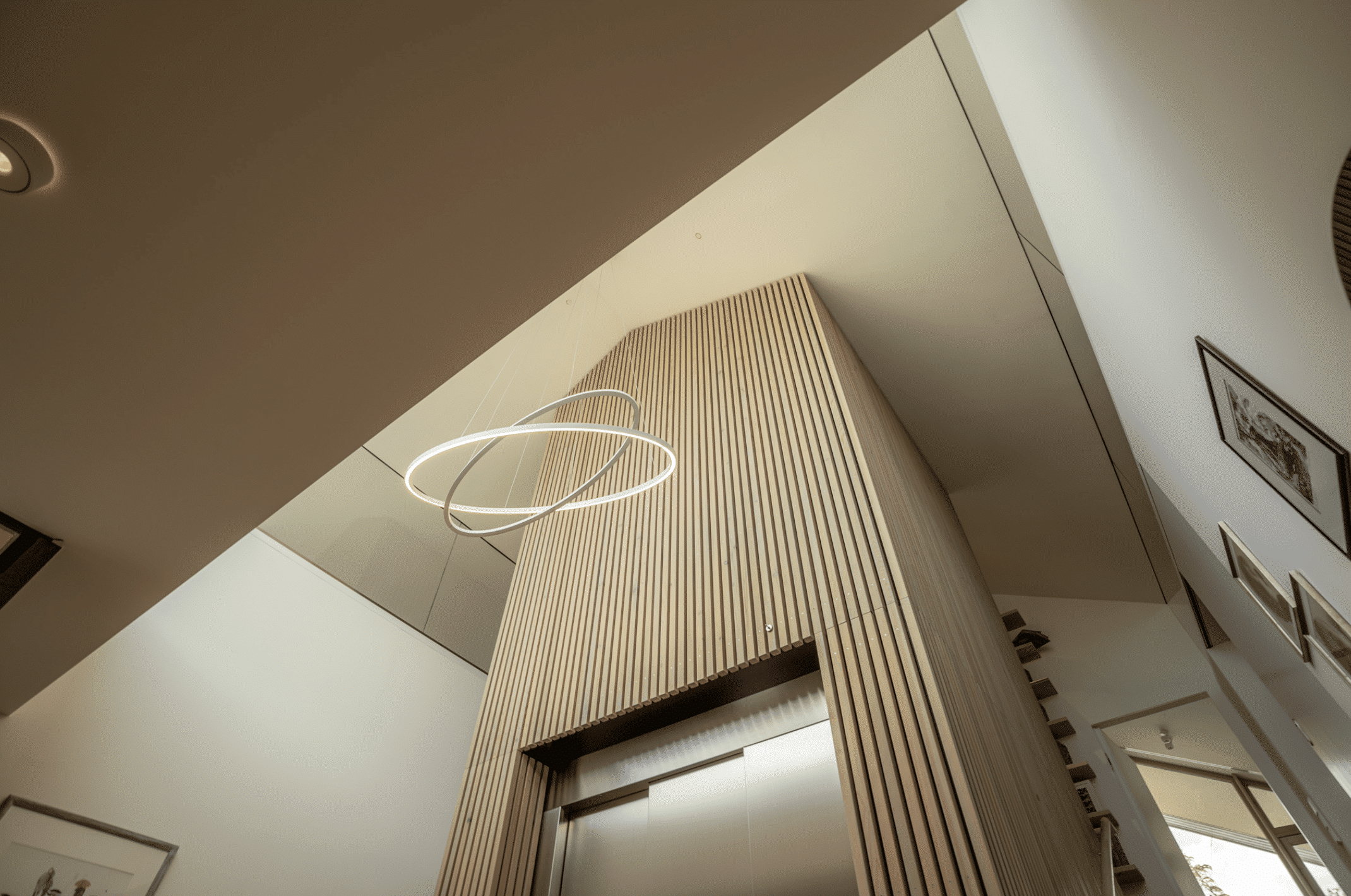 Innenaufnahme einer Villa mit holzverkleidetem Aufzug von Weissenseer Holz-System-Bau.