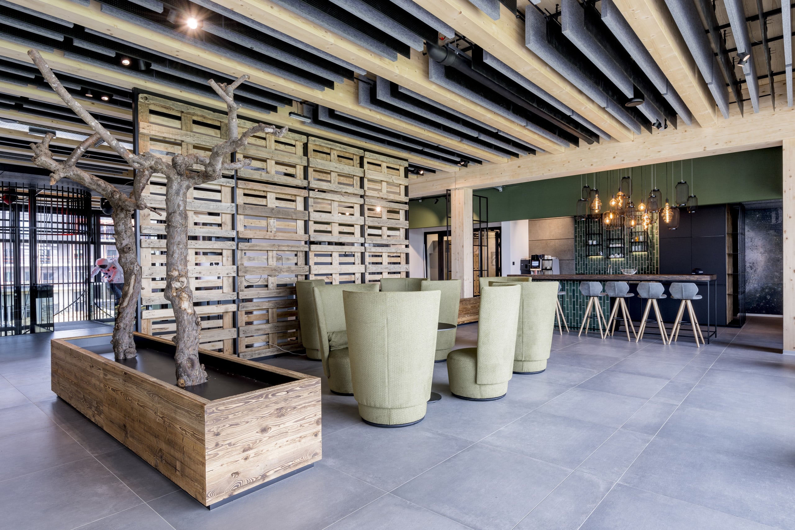 Weissenseer Holz-System-Bau zeigt das Café mit gemütlichen Sitzmöglichkeiten in der Free City.