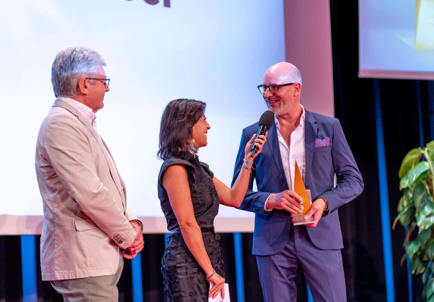 Christoph Weissenseer nimmt die TRIGOS-Auszeichnung entgegen.