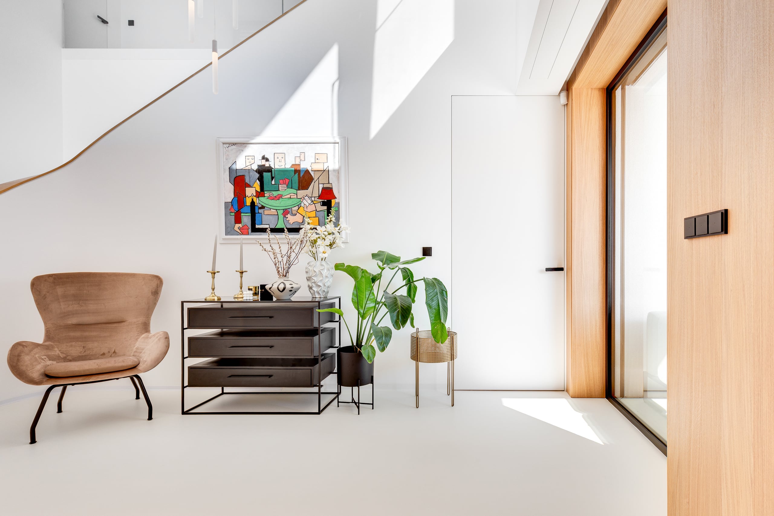 Foyer eines Hauses mit einer zargenlosen weissen Türe mit schwarzer Klinke die zu einer Abstellkammer einer Garage oder in den Keller führen könnte von WIENTÜR91.