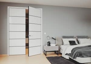 Modernes Schlafzimmer mit grauem Polsterbett, freiliegendem schwarzen Teppich, Nachttisch, Buchenparkett und breiten zweiflügeligen weissen Türen mit schwarzen Akzenten die zu einem Wandschrank führen von WIENTÜR91.