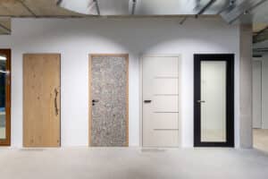 Ein Schauraum mit individuell gestalteten Türen mit den verschiedensten Materialien von Wientür91.