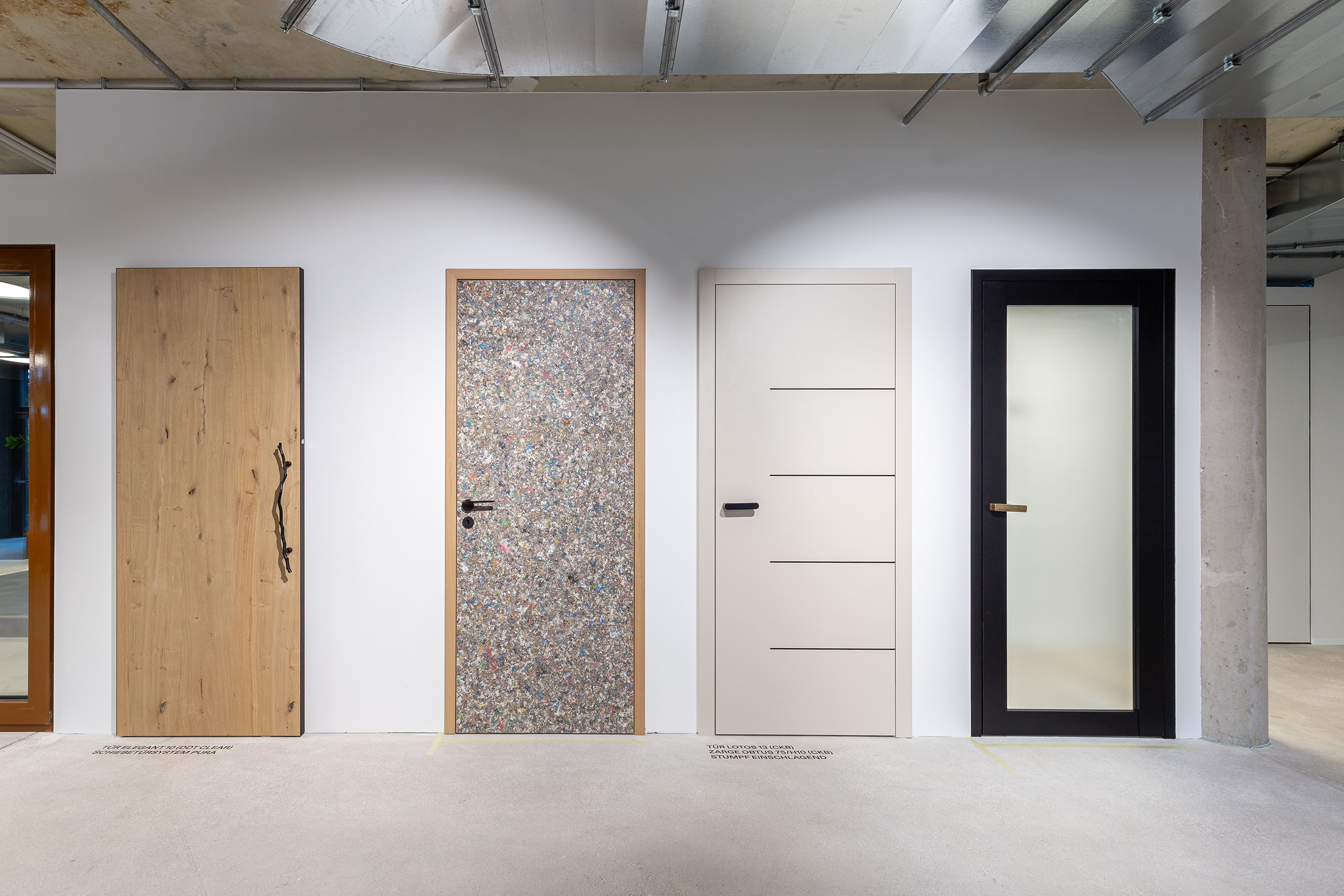 Ein Schauraum mit individuell gestalteten Türen mit den verschiedensten Materialien von Wientür91.