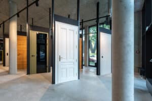 Der Sapeli-Schauraum von Wientür91 mit klassischer Kassettentür bis hin zu moderner und eleganter Ausführung und meisterhafter Holzverarbeitung.