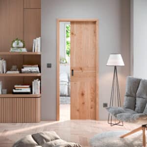 Eine schmale Holz‑Schiebetür Tenga mit Eingriffmulde und natürlicher Maserung von Wientür91.