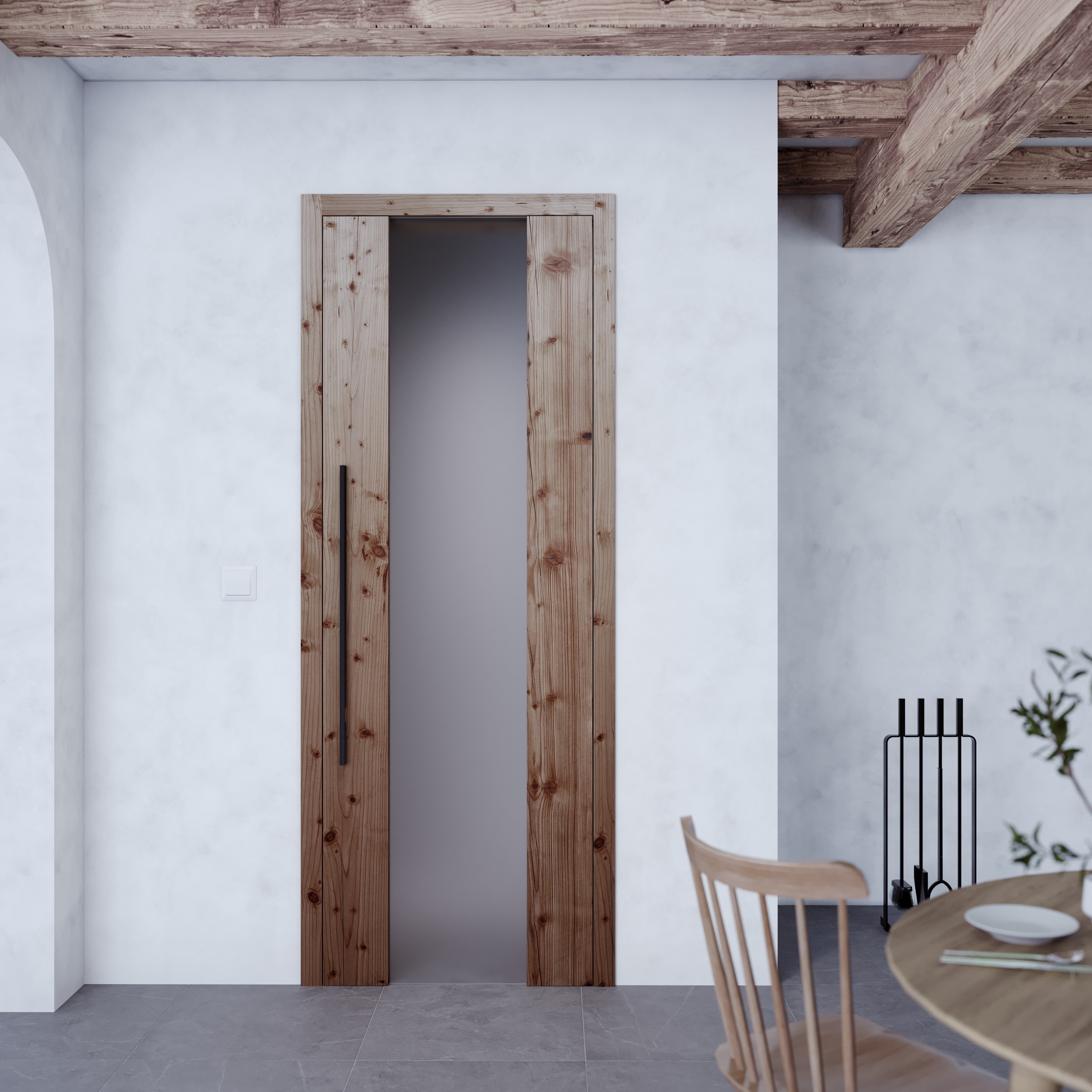 Rustikaler Raum mit Essbereich, Deckenholzbalken, grauem Fliesenboden und zweiflügeligen, magnetischen in-Wand-laufenden Schiebetüren in gealtertem Holz mit Graustich und senkrechtem schwarzen Ziehgriff von WIENTÜR91.