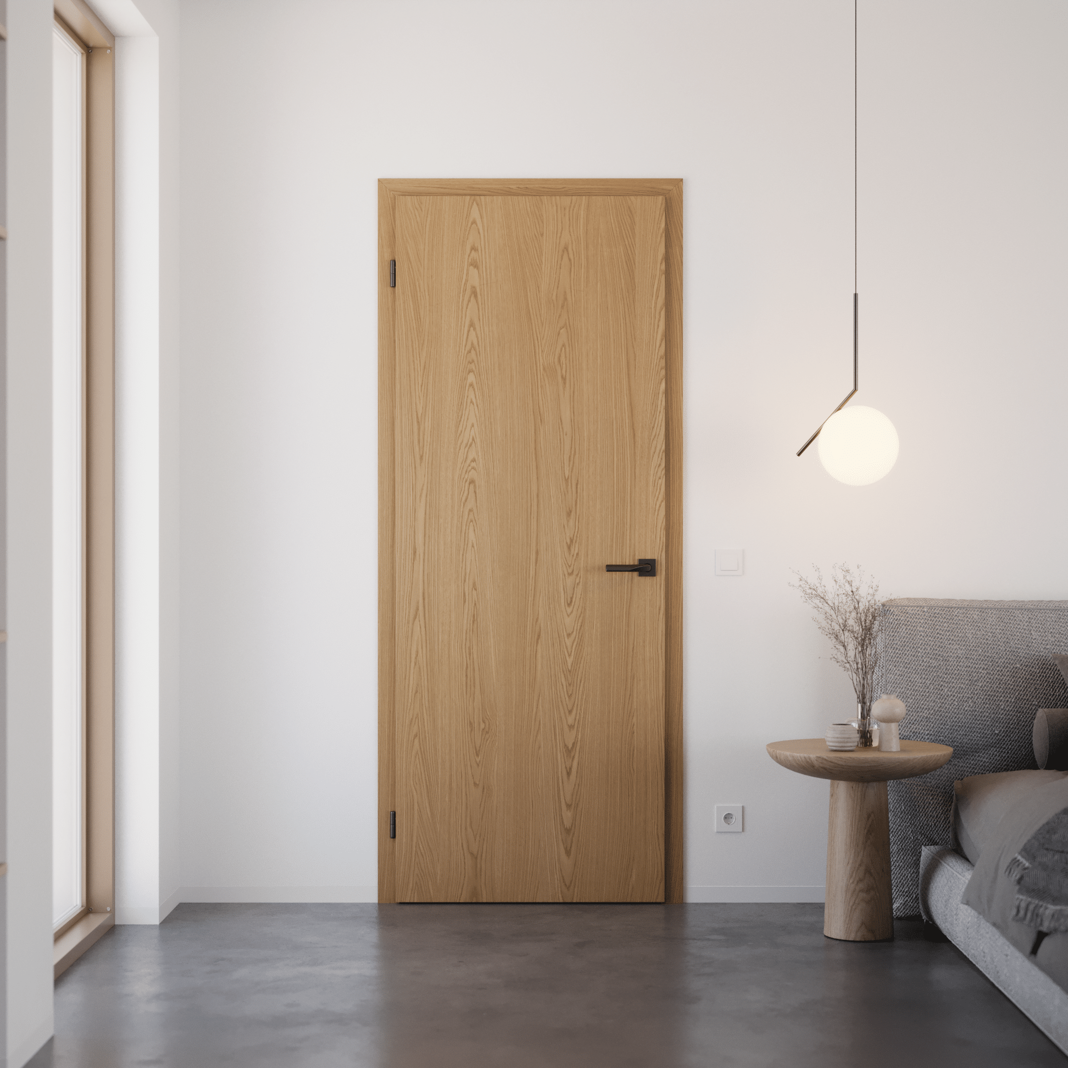 Ein minimalistisches, erdgebundenes Schlafzimmer mit Sichtestrich, bodentiefem Glasfenster, Bett mit Beistelltisch, einer kunstvoll-reduzierten Pendelleuchte und einer Eichenholztür mit passendem Türrahmen und modernem Türgriff in Schwarz von WIENTÜR91.