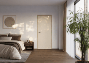 Ein warmweisses bis sandfarbenes CPL‑Dekor‑Innentürmodell mit schlichtem Holzrahmen in einem in Erdtönen gehaltenen Schlafzimmer mit Bett, Nachttisch, dunklen Holzdielen und großem Fenster von WIENTÜR91.