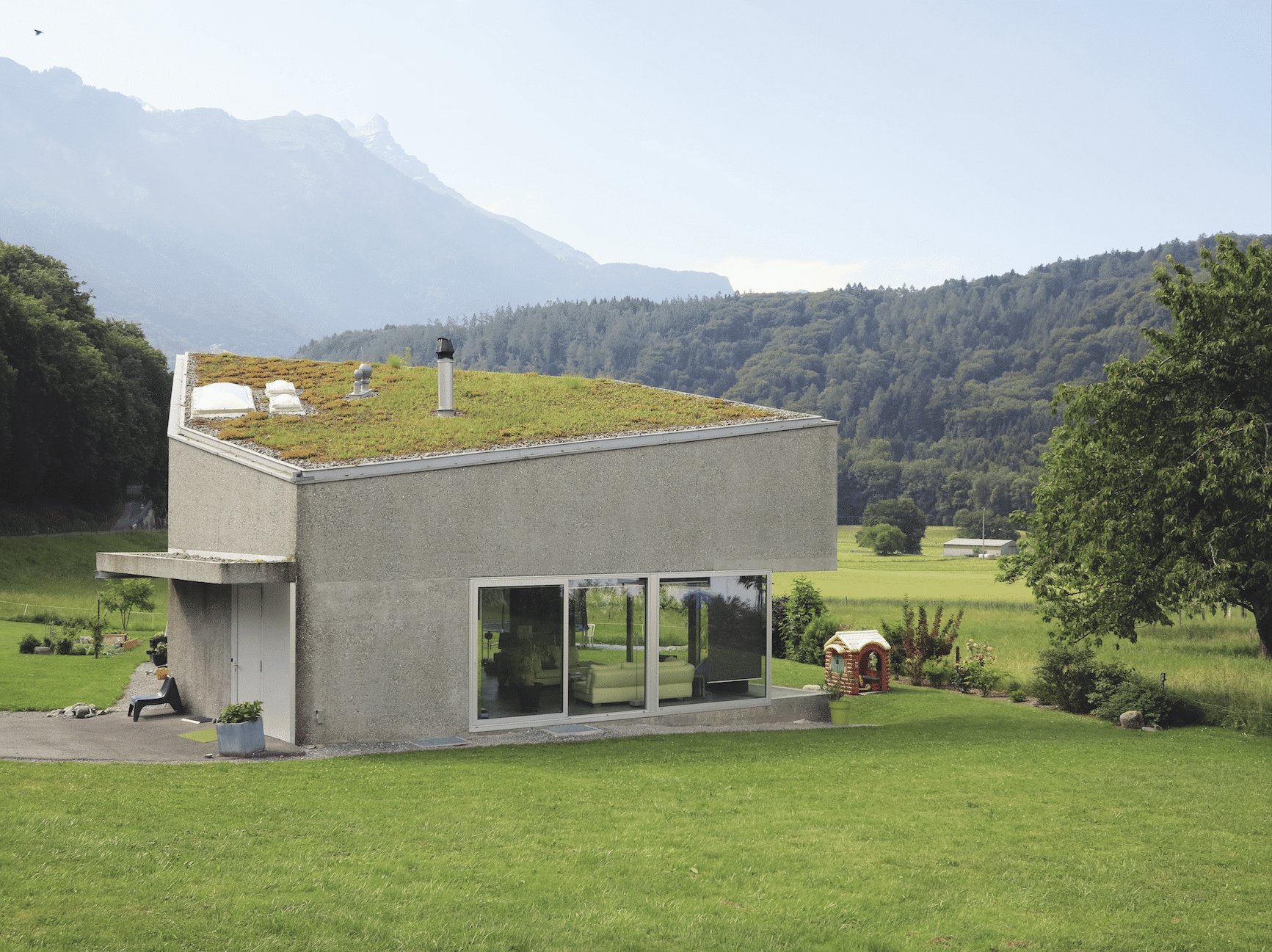 Beton-Wohnhaus mit extensiv begrüntem Pultdach von ZinCo.
