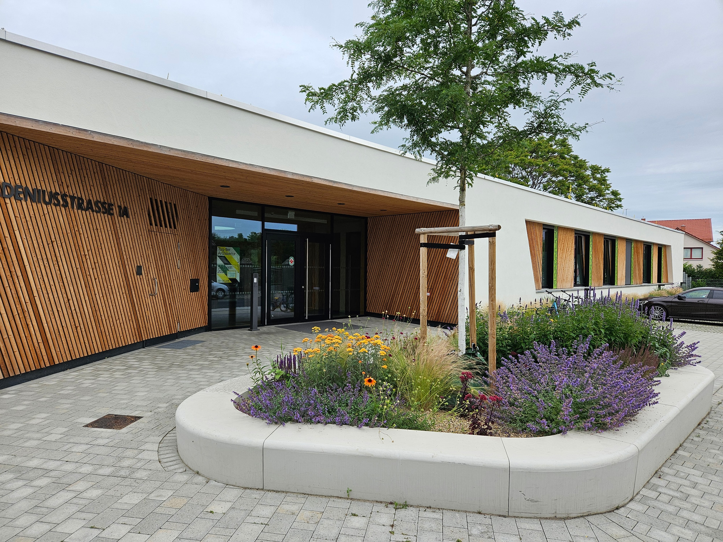 Die neue Kindertagesstätte in der Chladeniusstraße in Großenhain lädt mit besonders blühenden Grünflächen rings um das Gebäude und auf dem Dach ein.