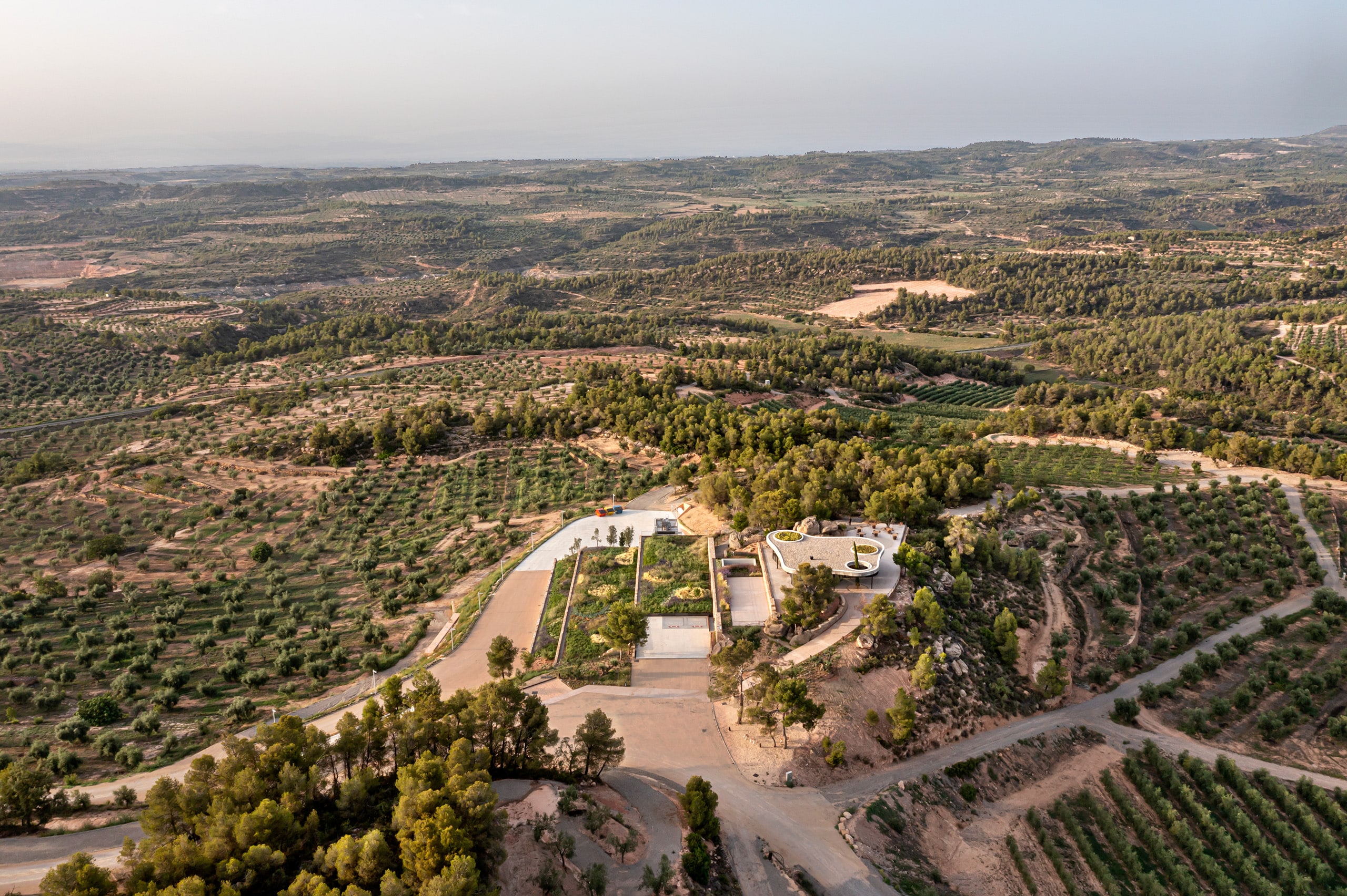 Zinco präsentiert das Referenzprojekt Ölmühle „Cuadrat Valley“ in Spanien das sich harmonisch in die Landschaft einfügt.