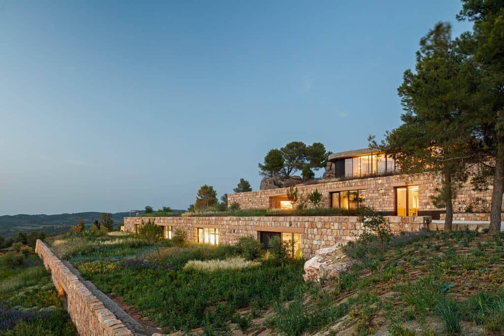 Zinco präsentiert ein Referenzprojekt in Spanien das durch die mediterrane Dachbegrünung und die Steinfassaden nahtlos mit der Umgebung verschmilzt.