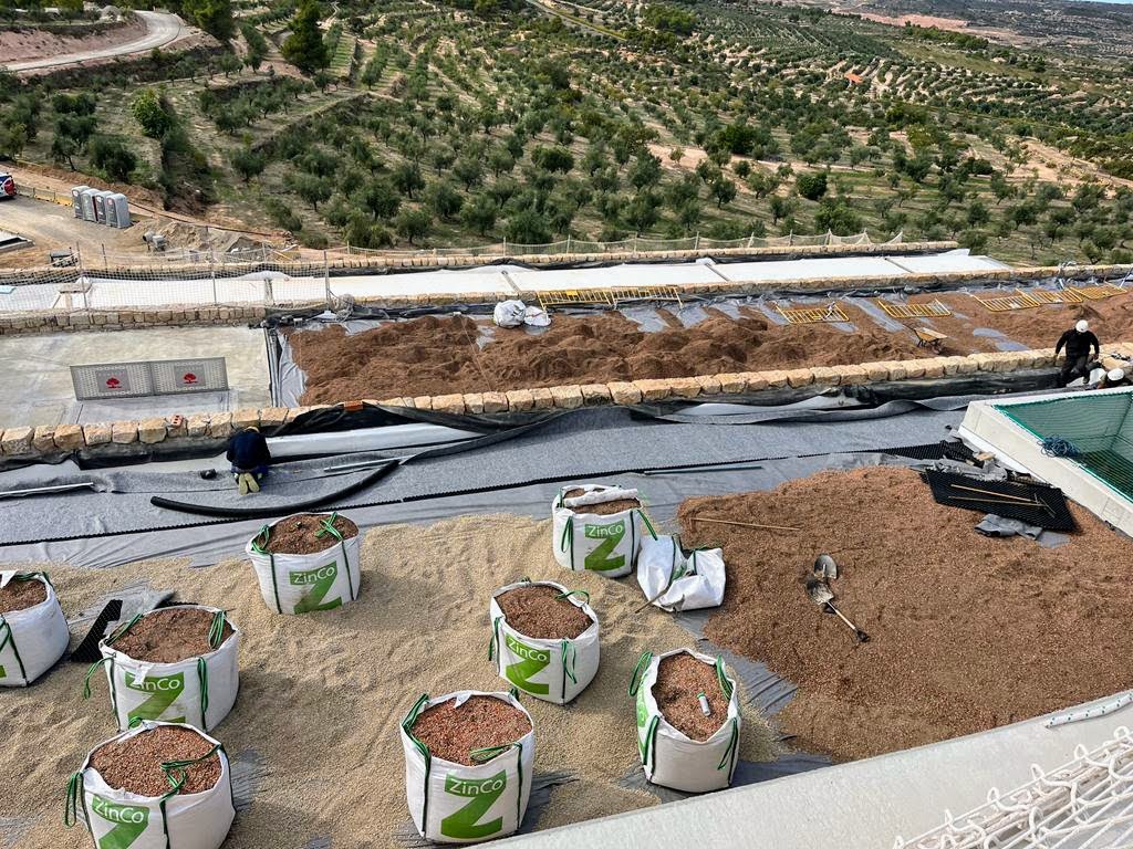 Zinco präsentiert ein Referenzprojekt in Spanien mit mehreren begrünten Dachebenen mit Zinco-Systemaufbau „Biodiversitäts-Gründach“, Systemfilter, abgedeckten Floradrain-Elementen und Substrat.