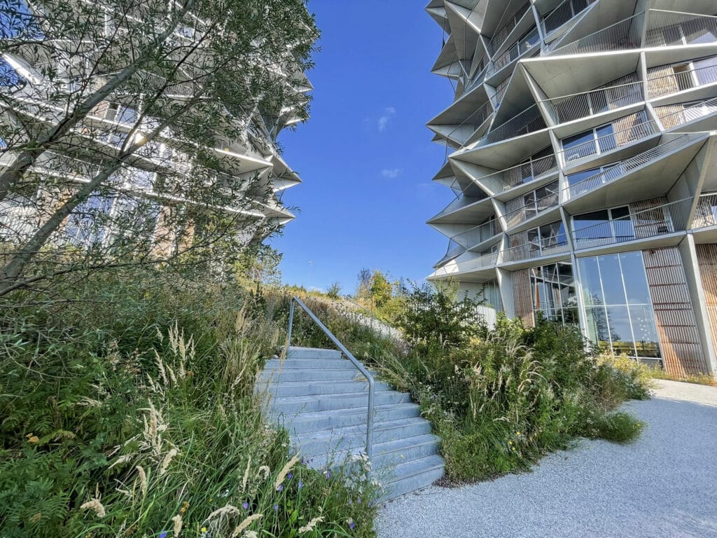 Zinco präsentiert das Projekt Kaktus Tower in Kopenhagen mit vielen Grünflächen.