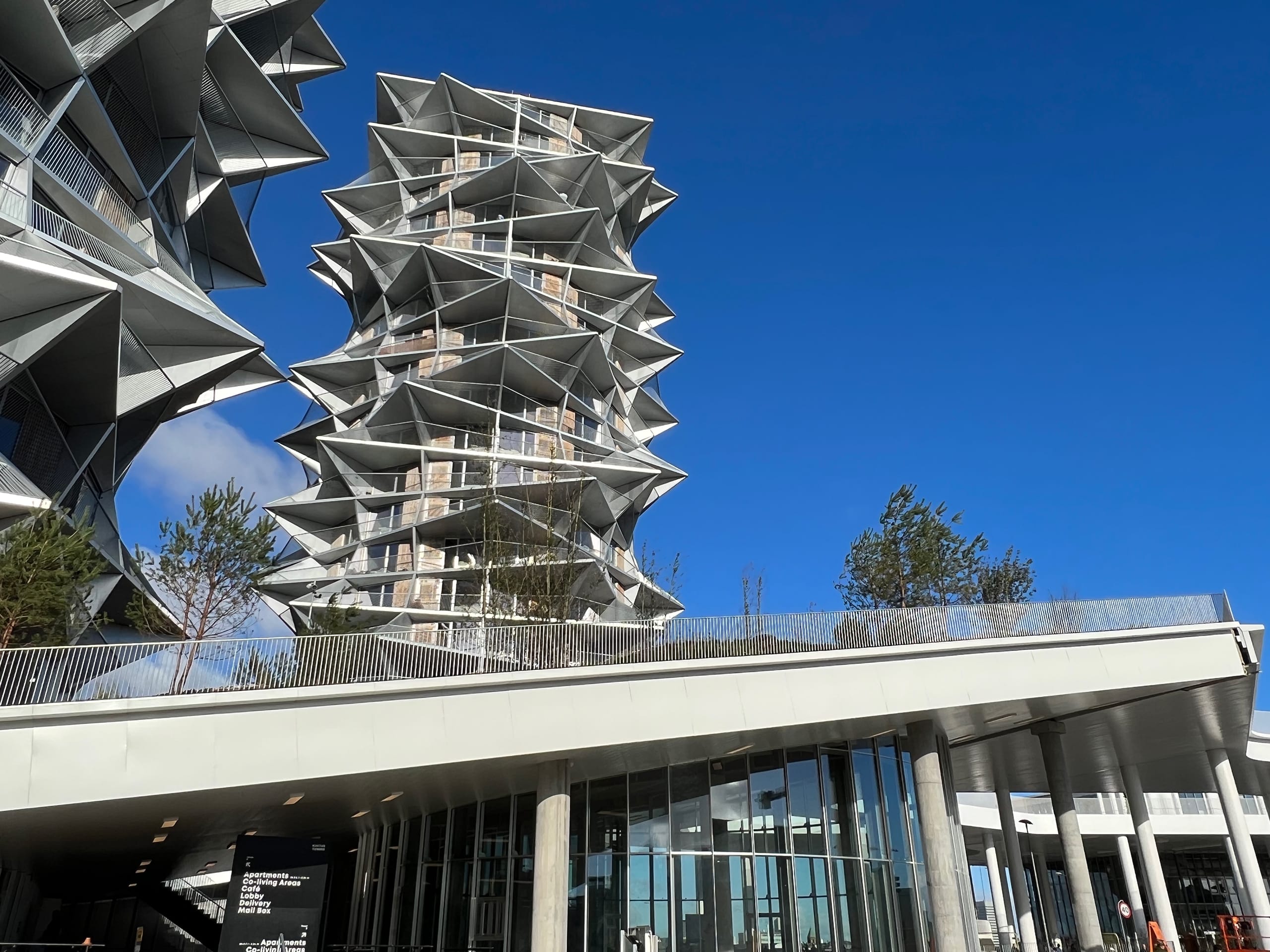 Zinco präsentiert das Projekt Kaktus Tower in Kopenhagen mit dem 17° geneigten Dachgarten.