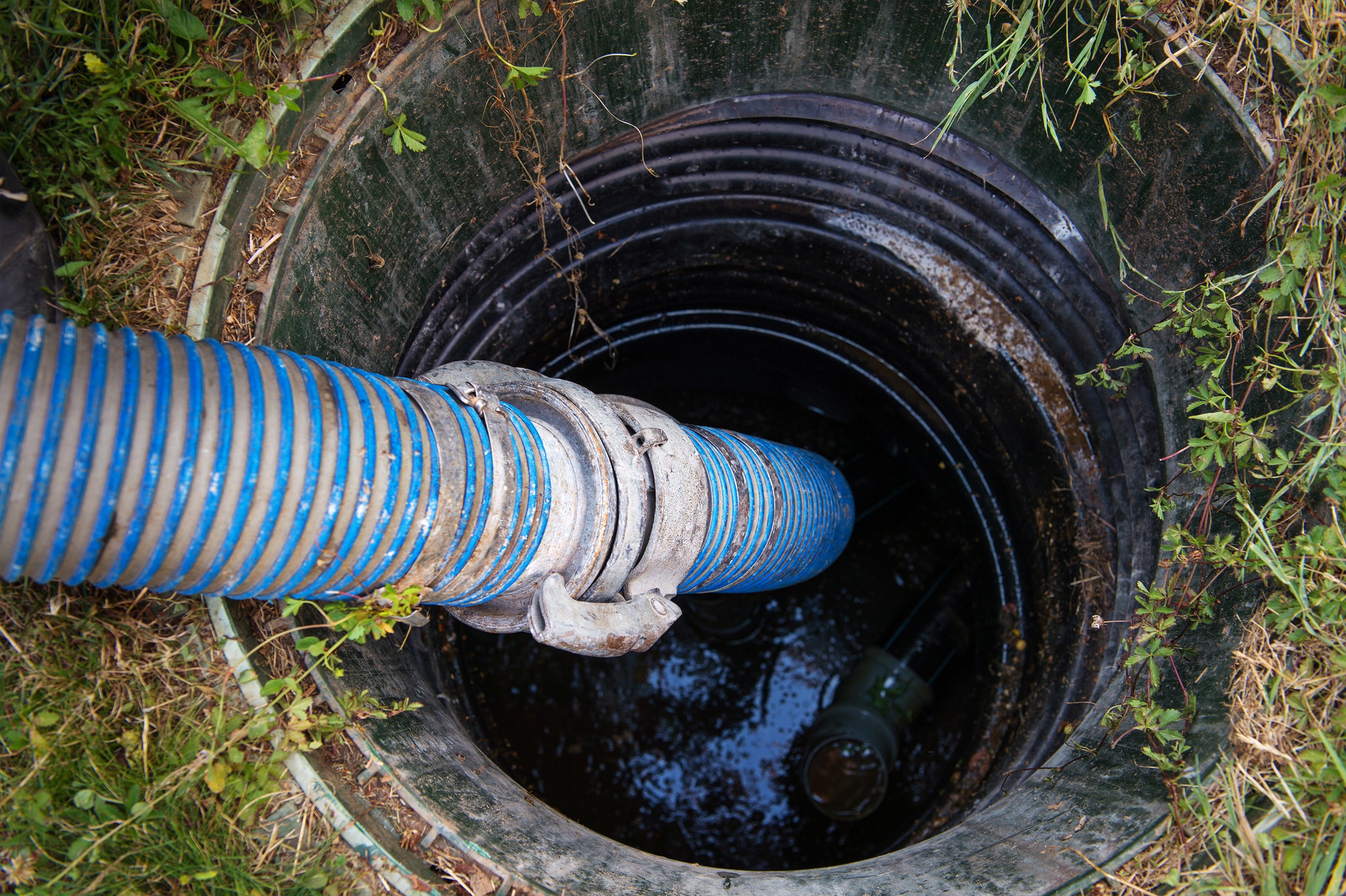 Entleerung der häuslichen Klärgrube (Senkgrube). Entfernung von Schlamm aus der Kläranlage.