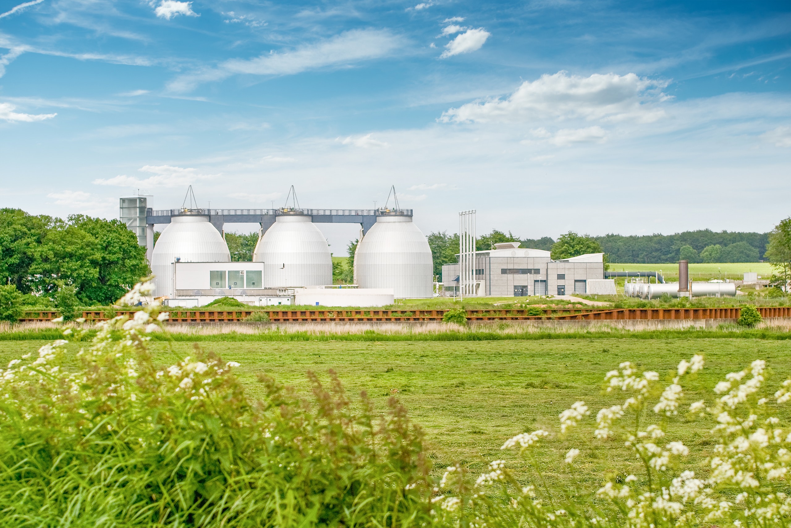 Moderne Kläranlage zur Aufbereitung des Fäkalschlammes in Trinkwasser- und Brauchwasser-Qualität.