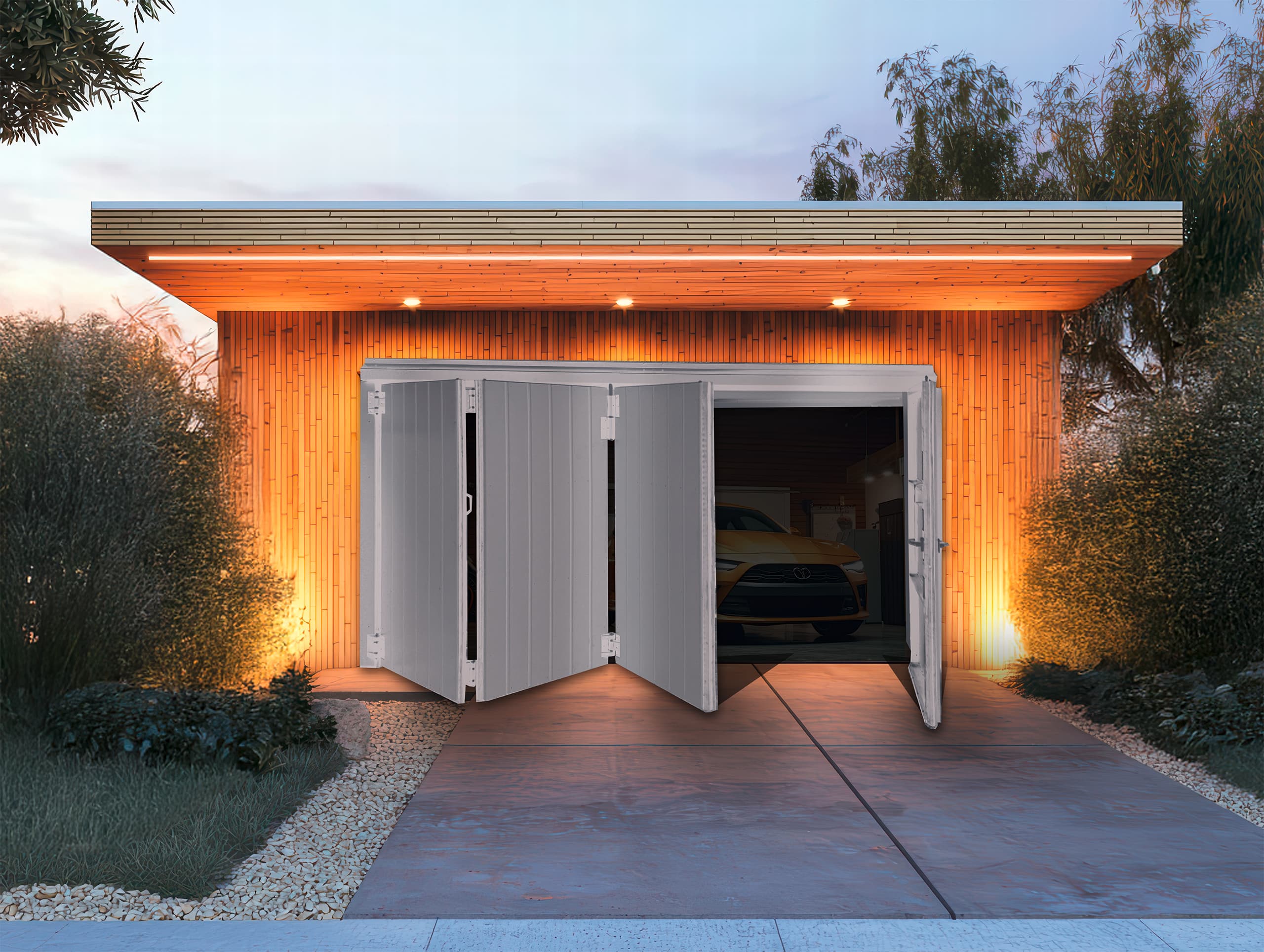 Freistehende Garage mit Holzfassade in der Abenddämmerung mit einem praktischen Falttor in weiß, das teilweise geöffnet ist.