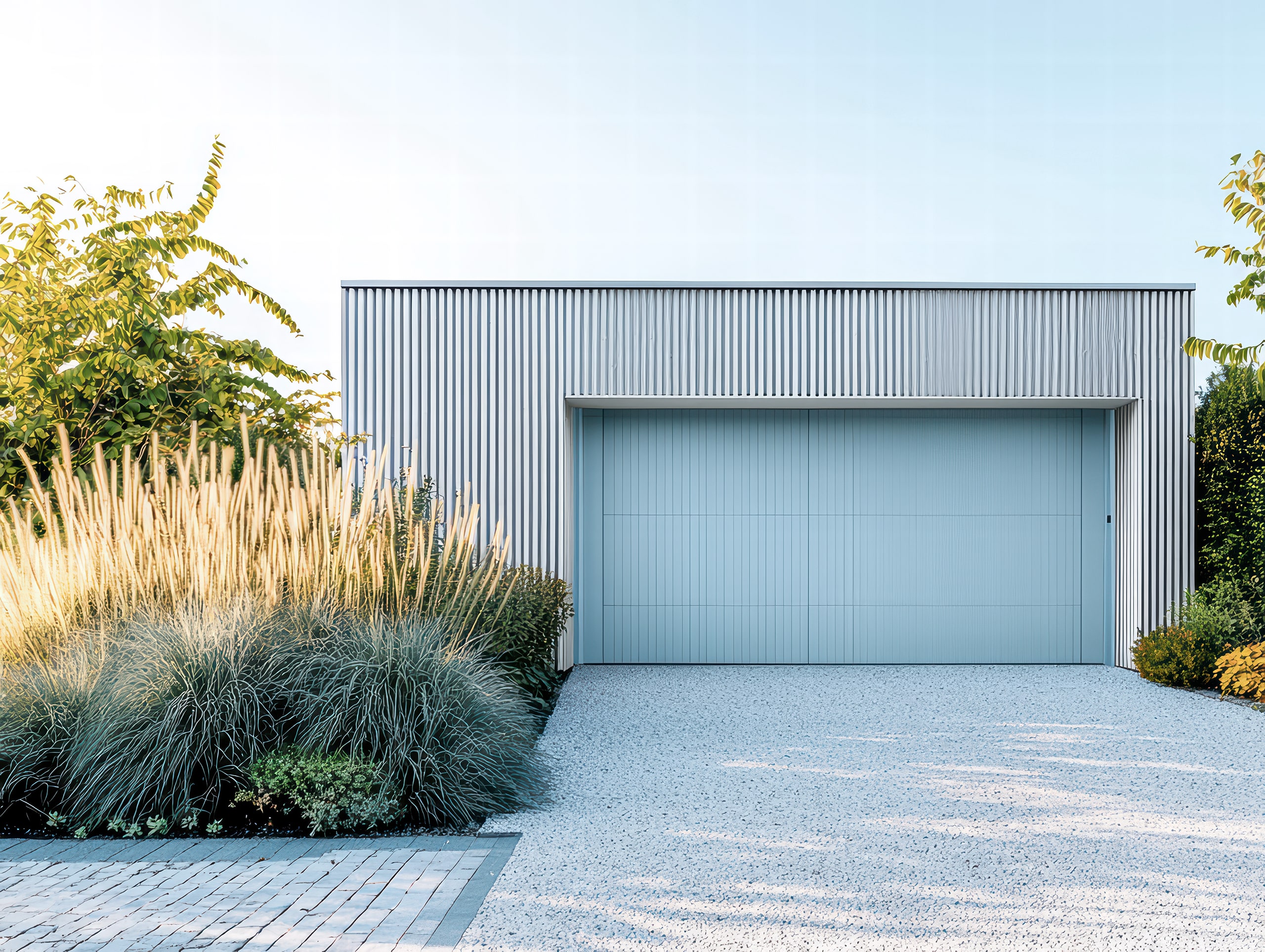 Moderne Garage mit blauem Tor: Eine minimalistische, zeitgenössische Garage verfügt über ein auffälliges blaues Doppeltor, das einen schönen Kontrast zur eleganten weißen Außenverkleidung bildet.