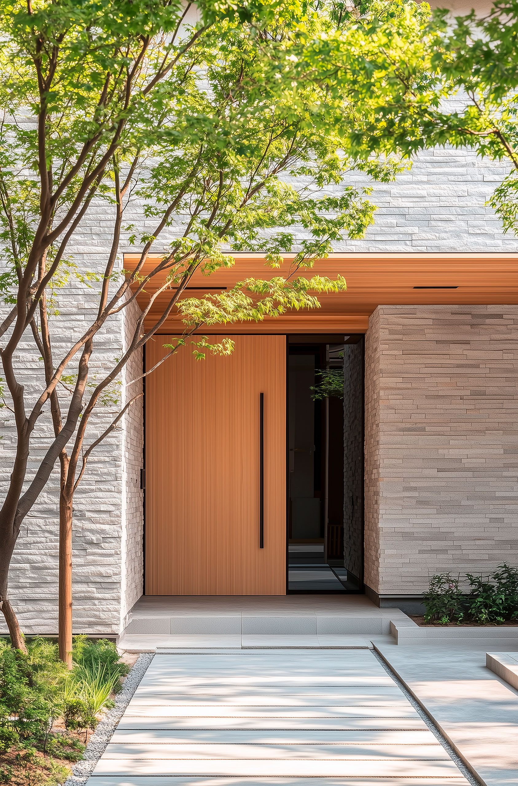 Extravaganter Eingangsbereich eines modernen Wohnhauses mit edler Haustüre aus Massivholz und einem seitlichen Sichelement aus Schwarzglas.