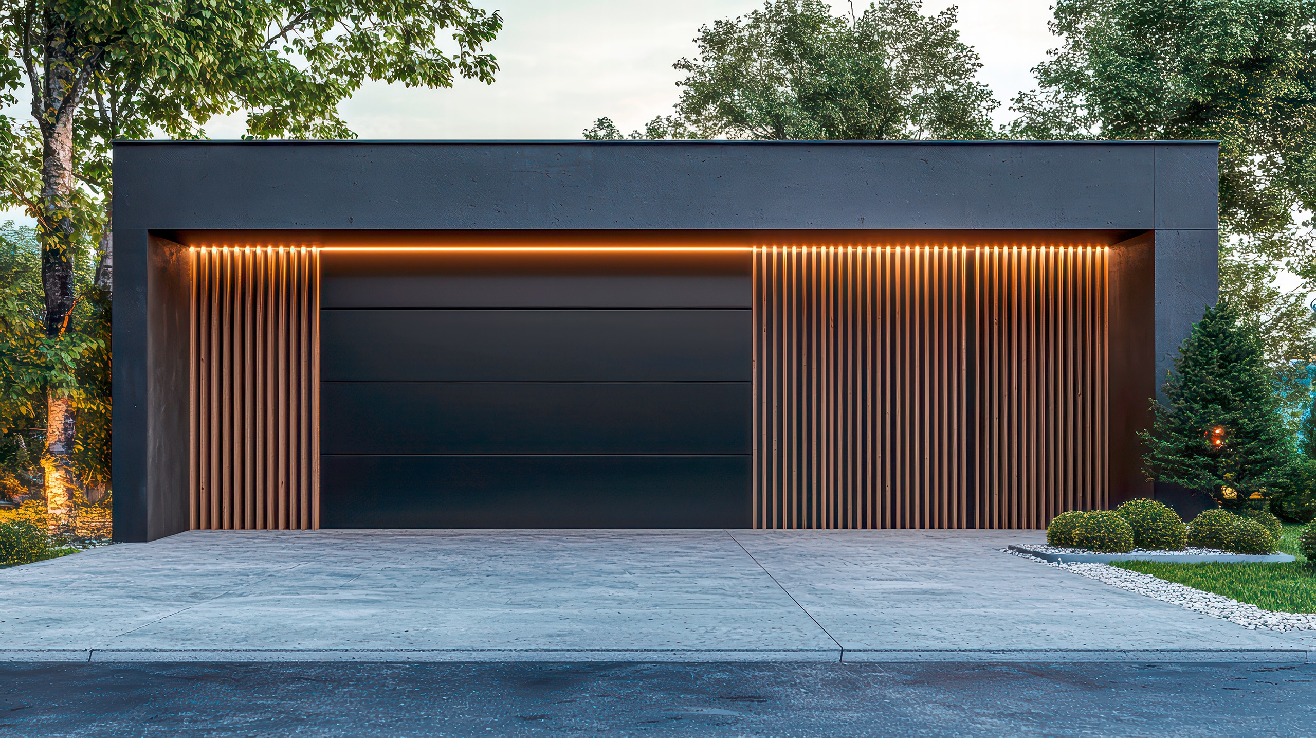 Elegante, minimalistische Garage in Schwarz mit vertikalen Holzlamellen an der Seite, die einen stilvollen Kontrast bilden. Das Flachdach und die dezente LED-Beleuchtung unterstreichen die elegante, moderne Ästhetik dieser freistehenden Garage mit Decken-Sektionaltor.