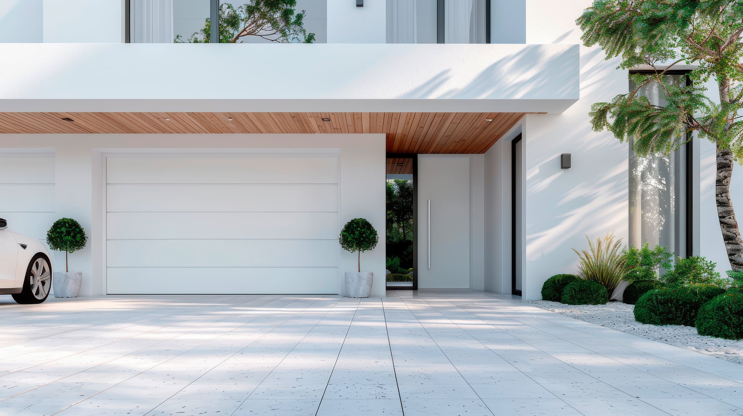 Atemberaubender Blick auf moderne Architektur, der eine minimalistische Garage mit einem schlicht-eleganten Sektionaltor mit klaren Linien und eleganter Landschaftsgestaltung zeigt und eine zeitgenössische Designästhetik und Lebensart verkörpert.