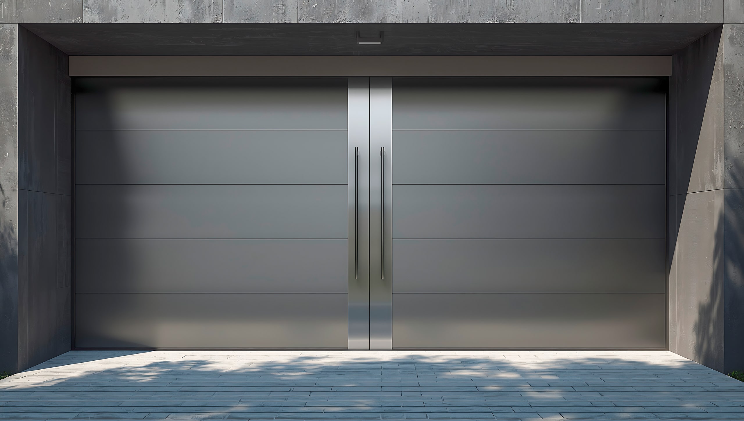 Moderne Garage in kühlem Anthrazit mit vertikalen Metallelementen und zwei Flügeltüren, die mit dezenten Griffstangen zu öffnen sind.