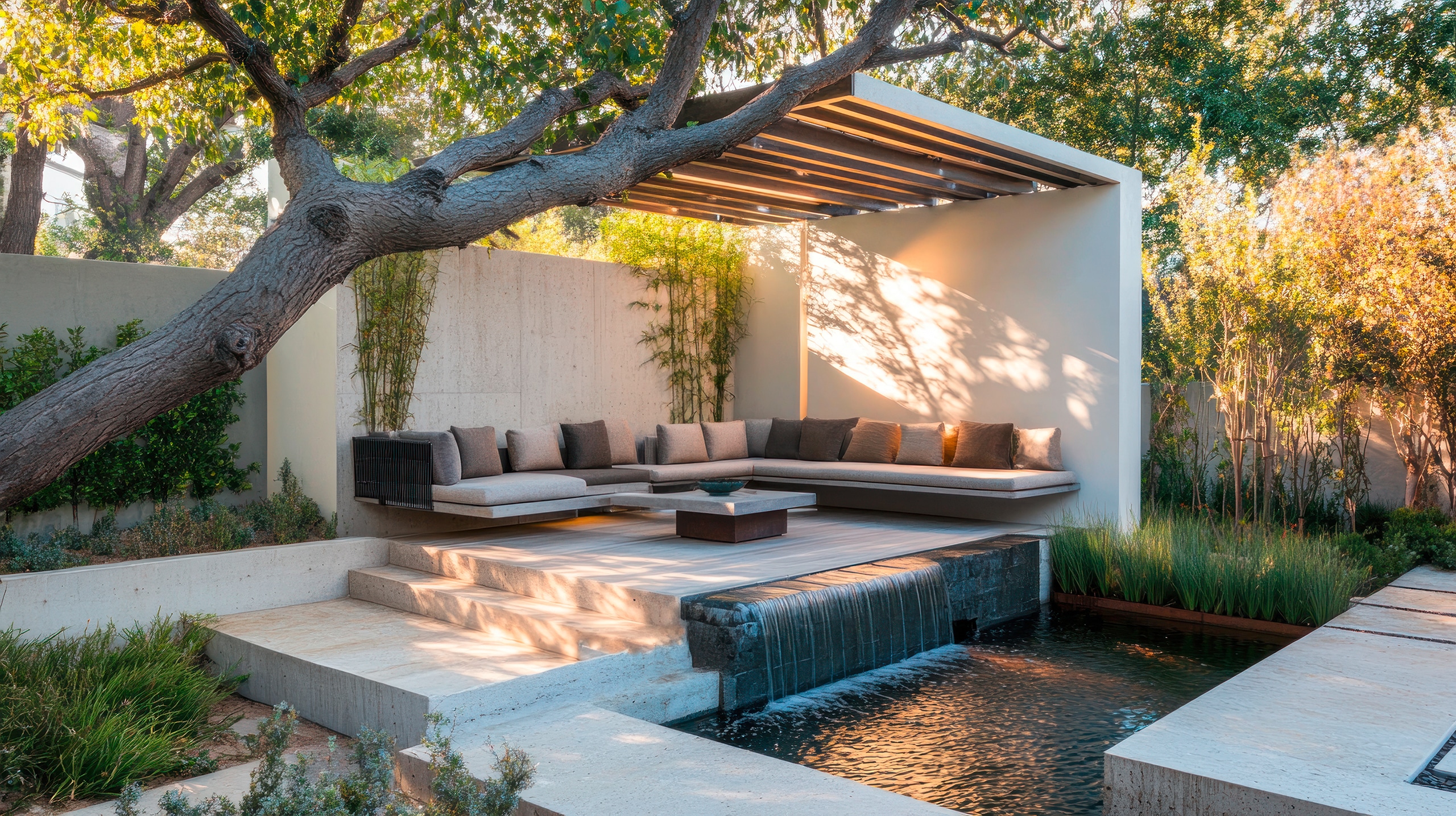 Moderne Außenterrasse mit eingebauten Sitzgelegenheiten, Wasserspiel und Pergola.