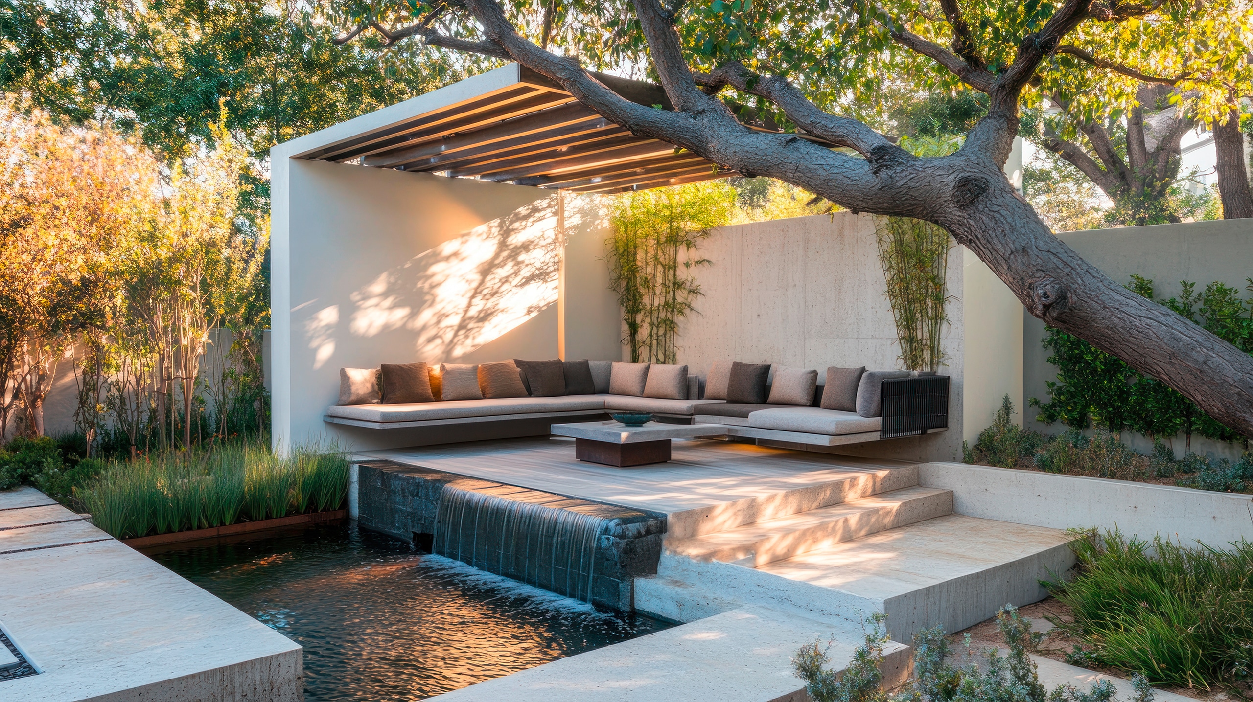 Moderne Außenterrasse mit eingebauten Sitzgelegenheiten, Wasserspiel und Pergola.