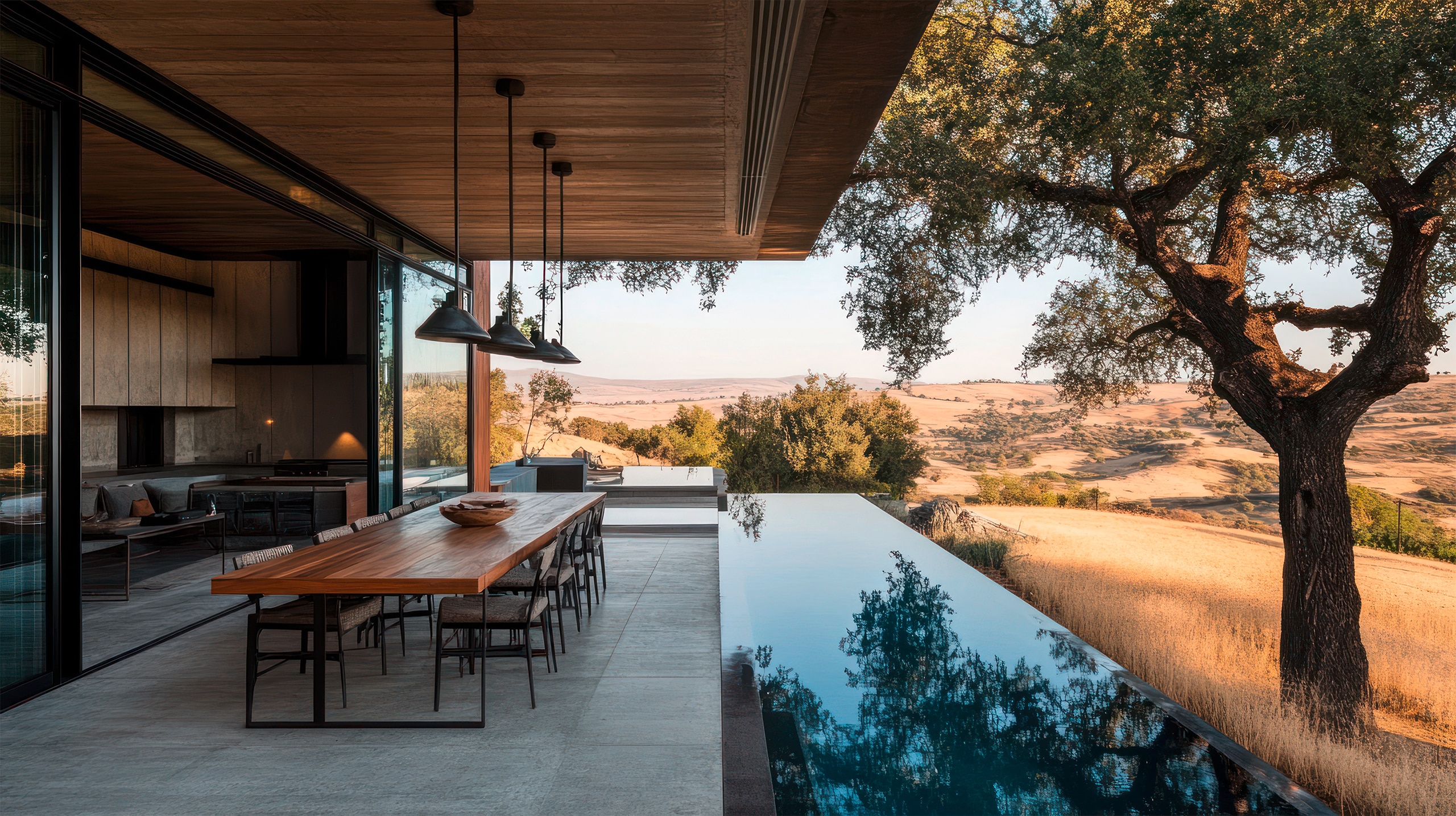 Moderne Terrasse mit Esstisch und Pool mit Blick auf ein Tal.