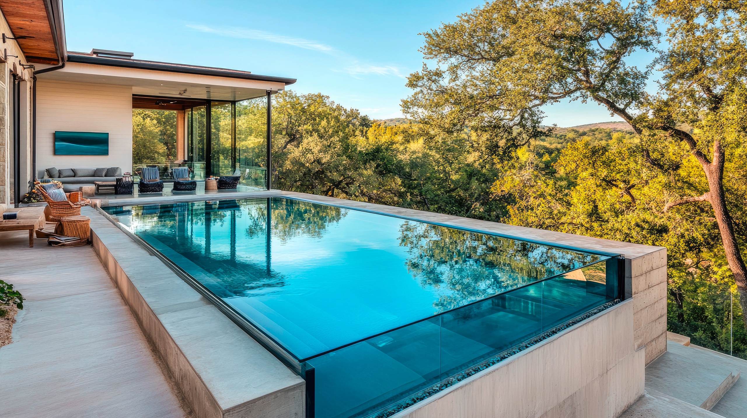 Modernes Luxushaus mit Infinity-Pool und Blick auf üppiges Grün sowie eine friedliche Landschaft im hellen Sonnenlicht.