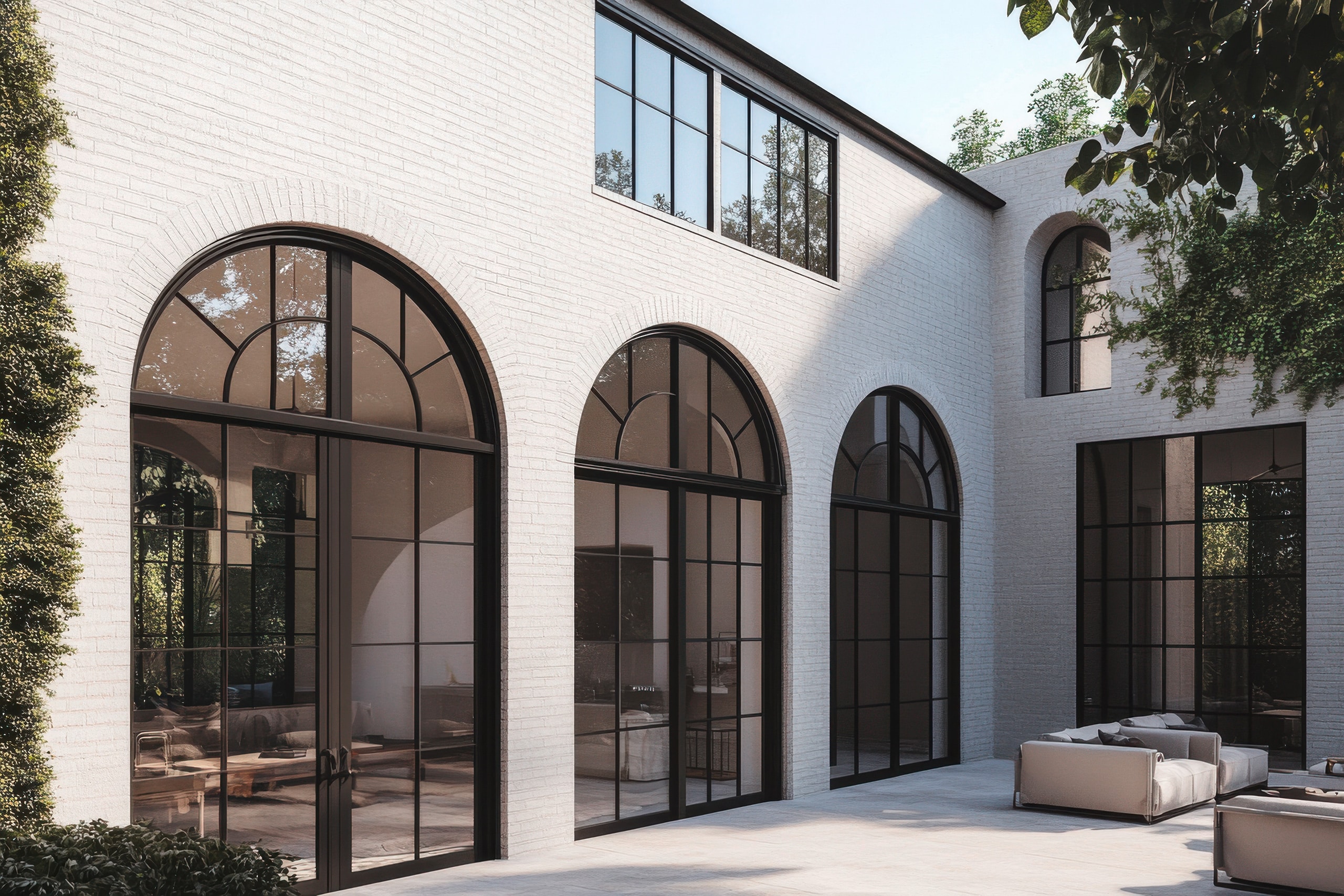 Moderne Architektur mit schwarzen, extravaganten Bogenfenstern in einem sonnendurchfluteten, von Grün umgebenen Innenhof unterstreicht Eleganz und Offenheit in einer ruhigen Wohngegend.