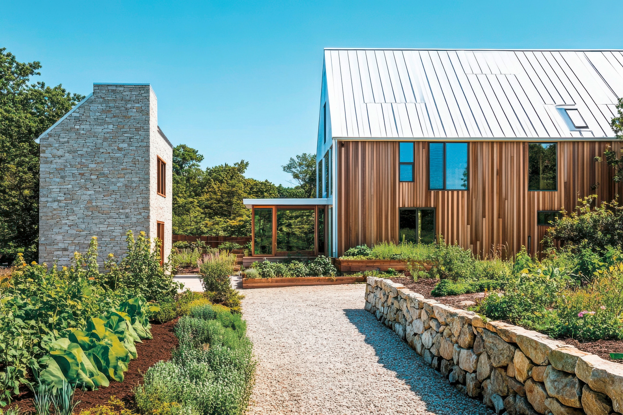 Modernes Holzhaus besticht durch sein kantiges Design und große Glasfenster. Es liegt in einer ruhigen Gegend mit üppigen Rasenflächen und altem Baumbestand unter strahlend blauem Himmel.