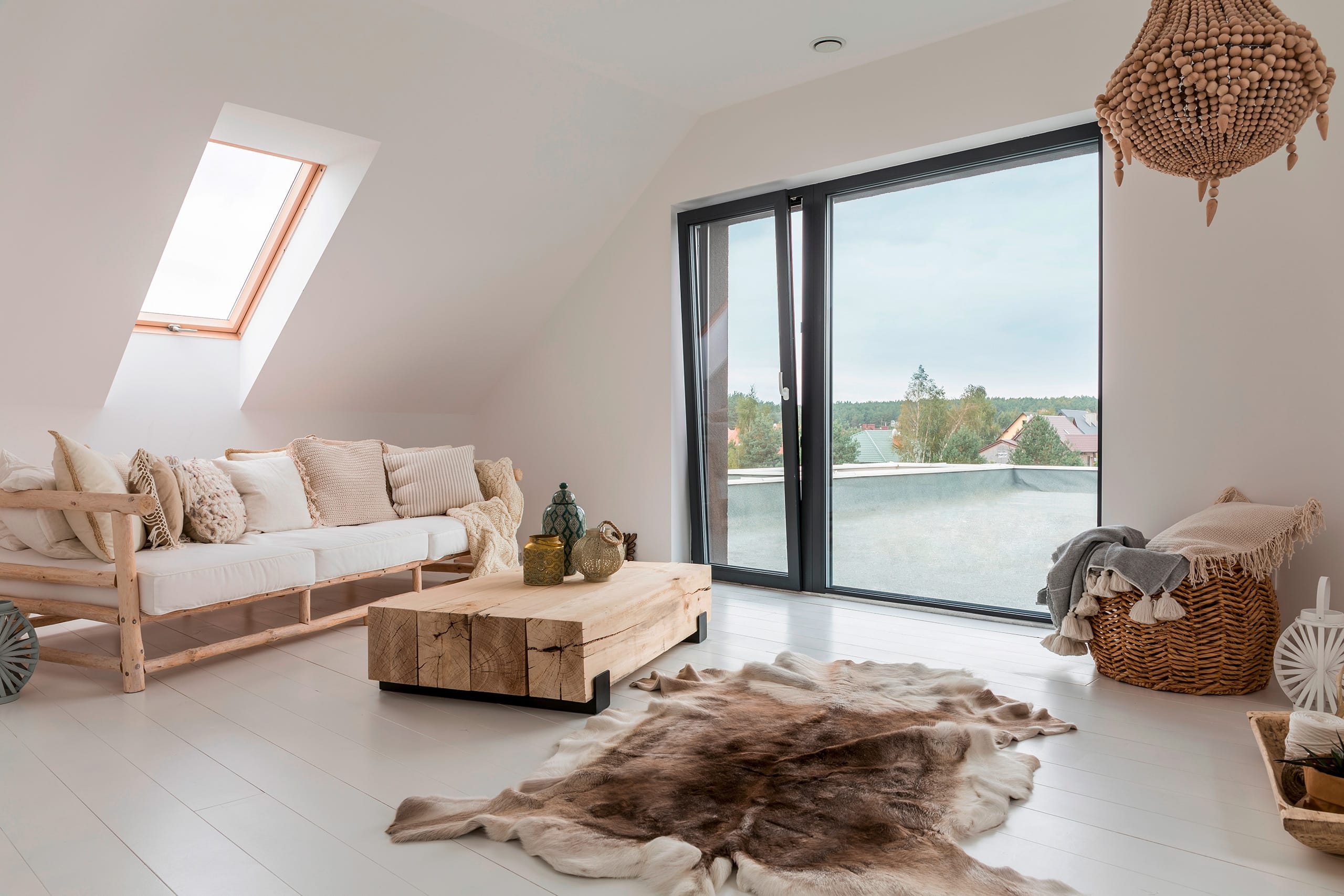 Modernes Zimmer im Boho-Chick im Dachgeschoss mit großer Terrassentür.