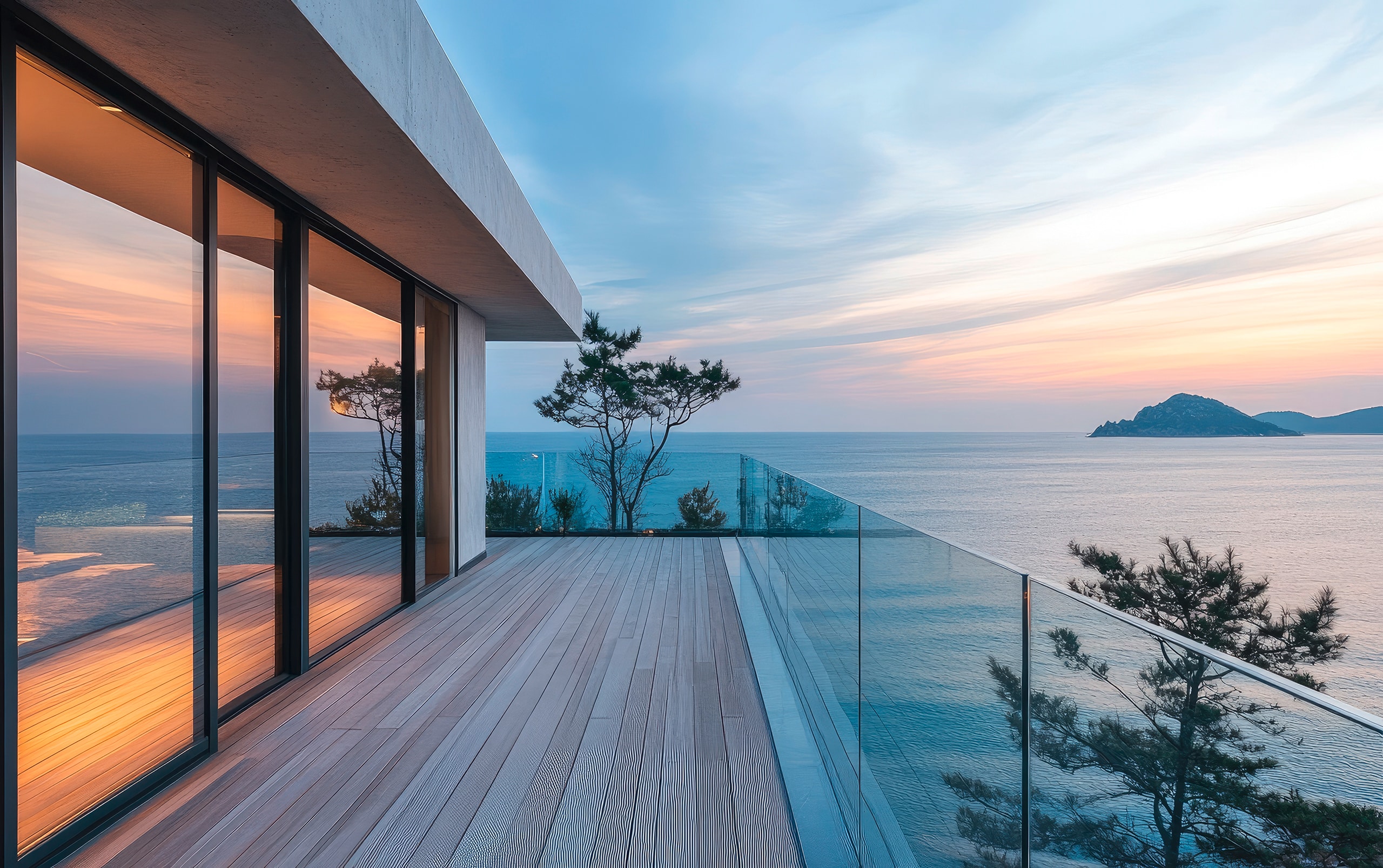 Moderner Glas-Balkon zur Meerseite auf da sMeer und die vorgelagerte Küste.