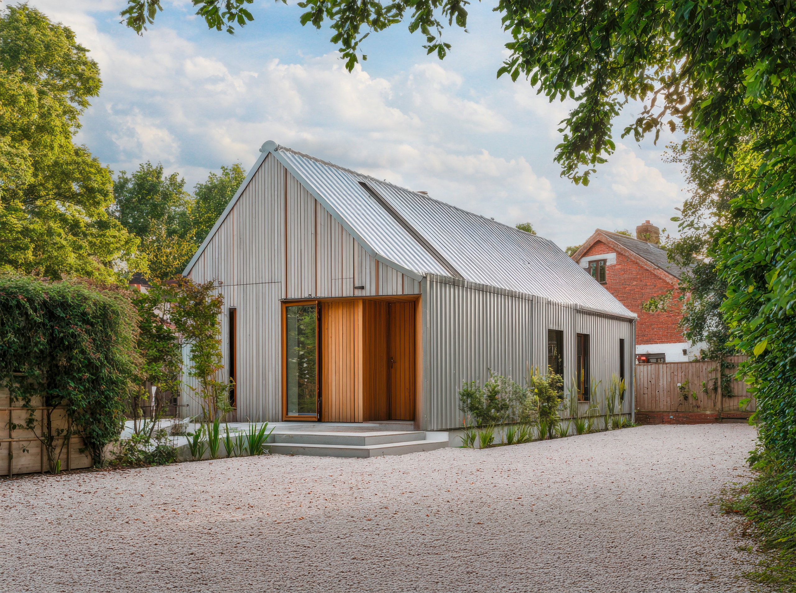 Moderne Architektur verschmilzt mit der Natur in einem nachhaltigen Haus mit einer Fassade aus Lärchenholz und einem Metalldach aus eloxiertem Aluminium, das am Nachmittag in einem ruhigen Wohngebiet von Grün umgeben ist.