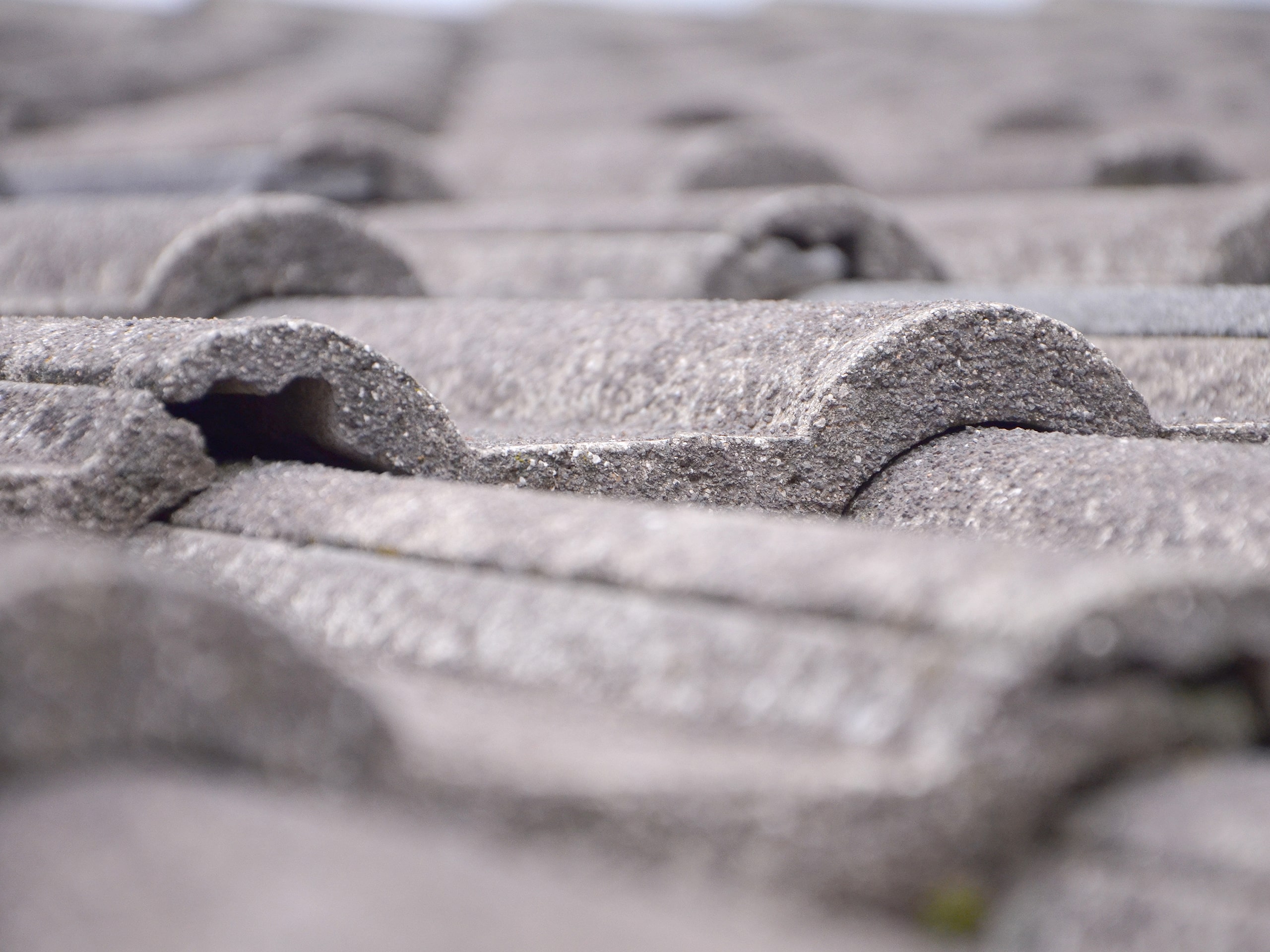 Detailaufnahme eines Betondachziegels in urpsrünglichem, hellem Betongrau.