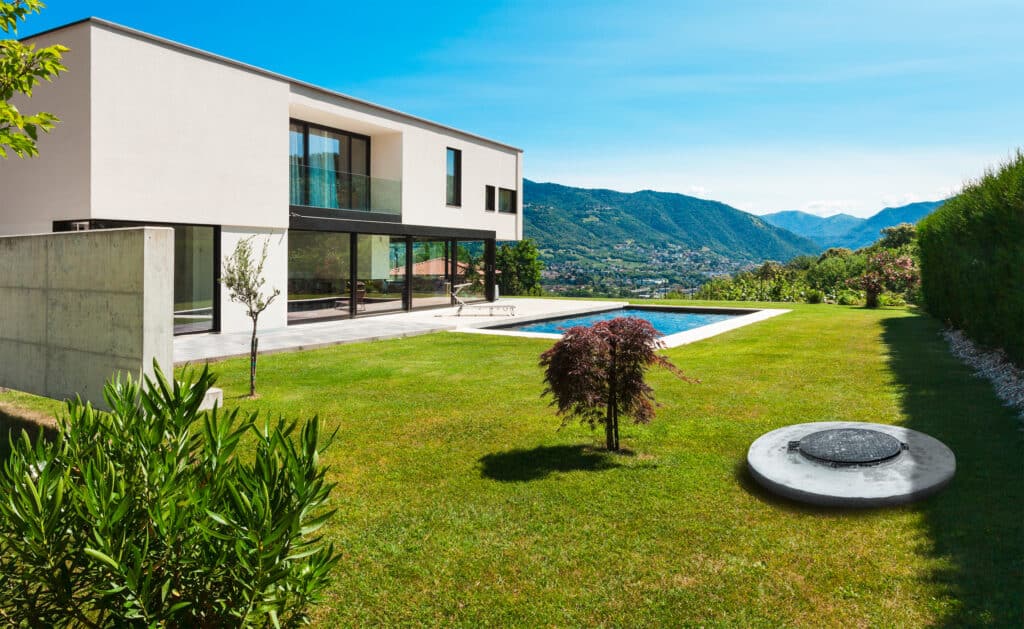 Modernes Wohnhaus mit Pool und ausgelagerter Senkgrube (Klärgrube) im Grundstück.
