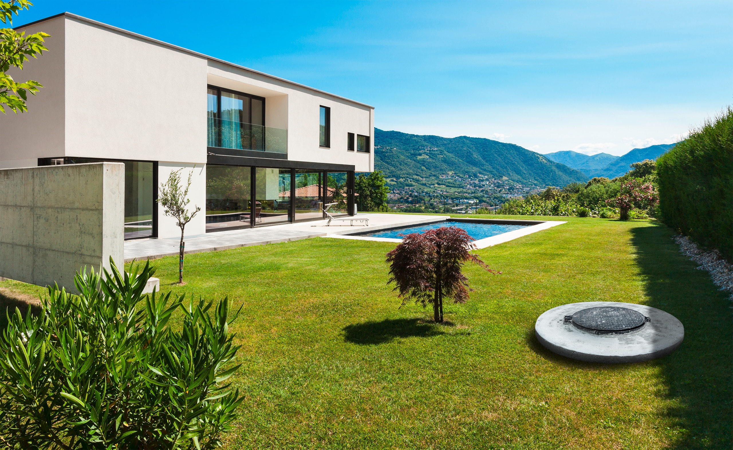 Modernes Wohnhaus mit Pool und ausgelagerter Senkgrube (Klärgrube) im Grundstück.