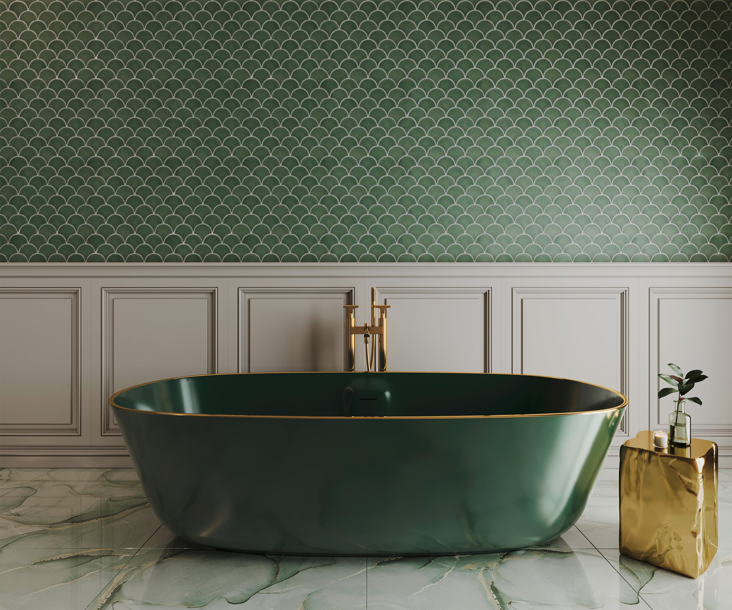 modernes Luxusbadezimmer mit einer freistehenden, dunkelgrünen Badewanne mit eleganten goldenen Verzierungen und Armaturen vor einer stilvollen Wand aus Fliesen im Fischschuppendesign. Der Raum wird durch einen glänzenden Marmorboden abgerundet. Eine besonders edle Form von klassischem Wohnen.