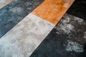 Nahaufnahme eines Beispiels einer PVC-Vinyl-Bodenfliese mit Stein- und Betonstruktur für Innenflächen.