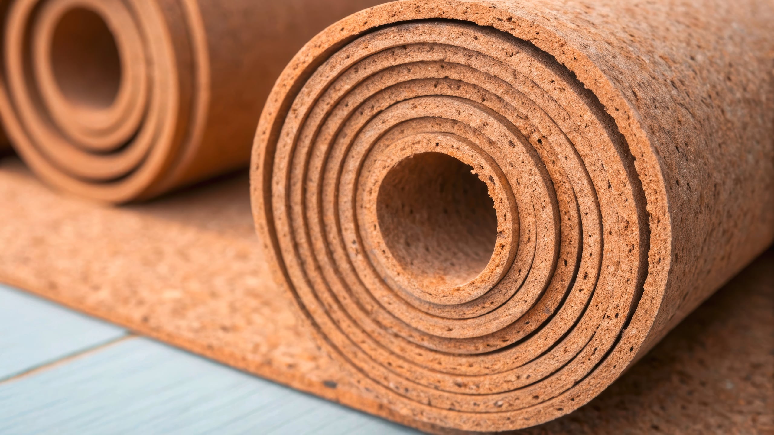 Nahaufnahme des Endes einer Korkrolle zeigt die geschichtete Struktur des Materials und verdeutlicht, wie der gerollte Kork Form und Funktion für einen langlebigen Bodenbelag in Einklang bringt.