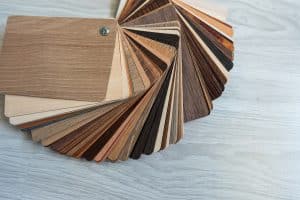 Musterfächer von Laminat-Oberflächen mit Holzstruktur.