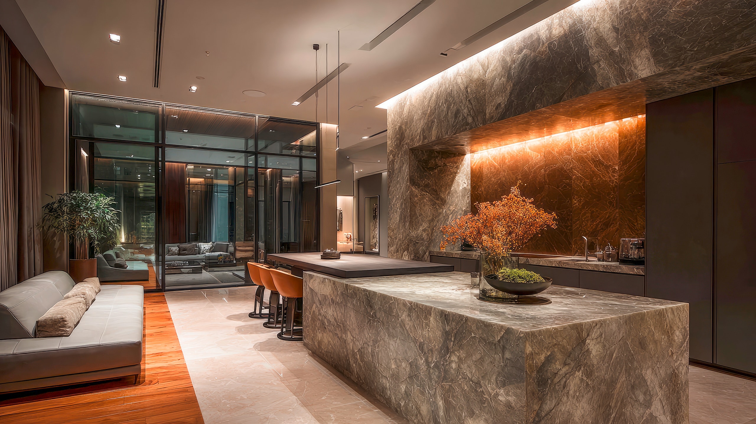 Offener, minimalistischer Wohnbereich, luxuriöse Küche mit Kochinsel und Wandverbau aus Naturstein mit strukturierter Basis, integrierter Essbereich, modernes Design, warme Beleuchtung.