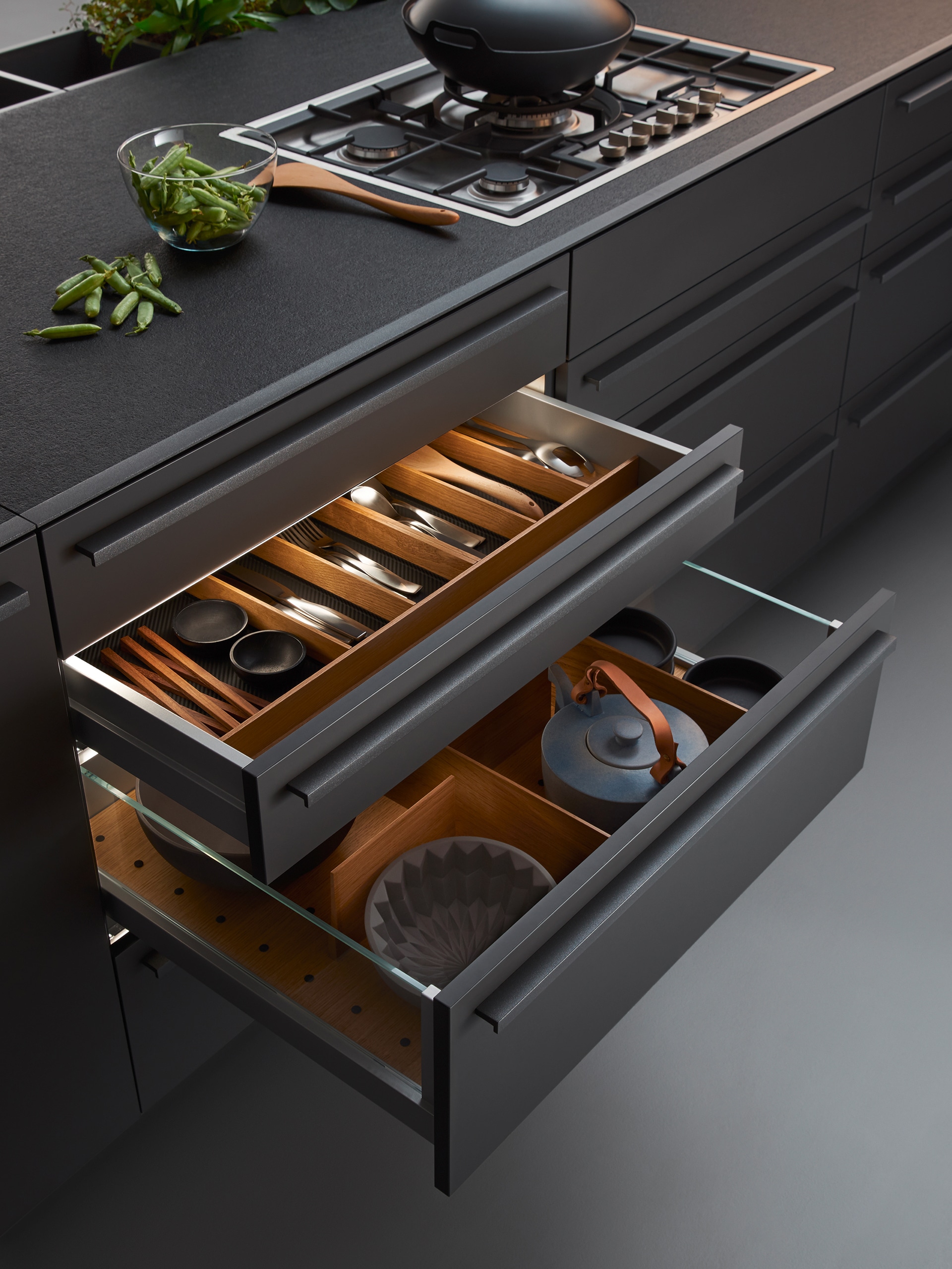 Moderne Küche, offene Schubladen, Besteckladen in der Küchenschublade. Schubladeneinsätze aus massiver Eiche.