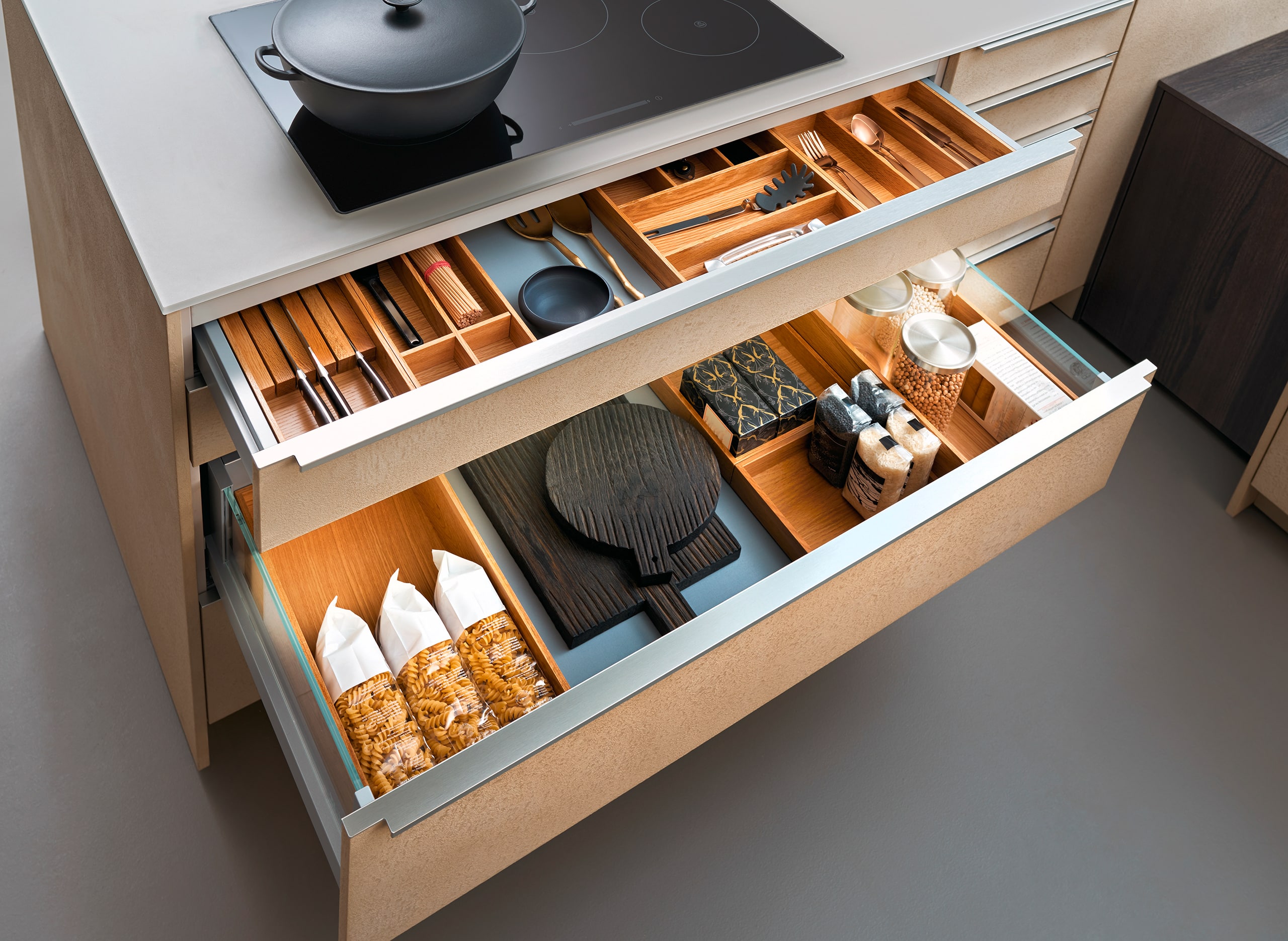Moderne Küche, offene Schubladen, Besteckkästen in der Küchenschublade. Schubladeneinsätze aus massiver Eiche.